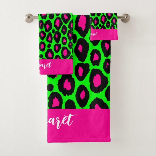 Animal print leopard neon green & custom name bad handdoek (Insitu)