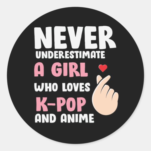 Anime & K-pop Quotes : Never Underestimate a Girl Ronde Sticker (Voorkant)