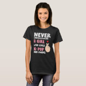 Anime & K-pop Quotes : Never Underestimate a Girl T-shirt (Voorkant volledig)