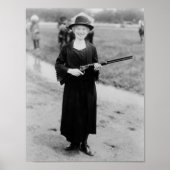 Annie Oakley Holding Rifle - 1922 Poster (Voorkant)