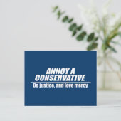 Annoy a Conservative - doe gerechtigheid Briefkaart (Staand voorkant)