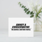 Annoy a Conservative - doe gerechtigheid Briefkaart (Staand voorkant)