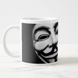 Anonieme hacker glimlach grote koffiekop