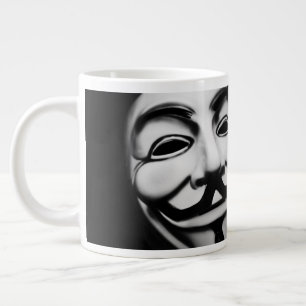 Anonieme hacker glimlach grote koffiekop