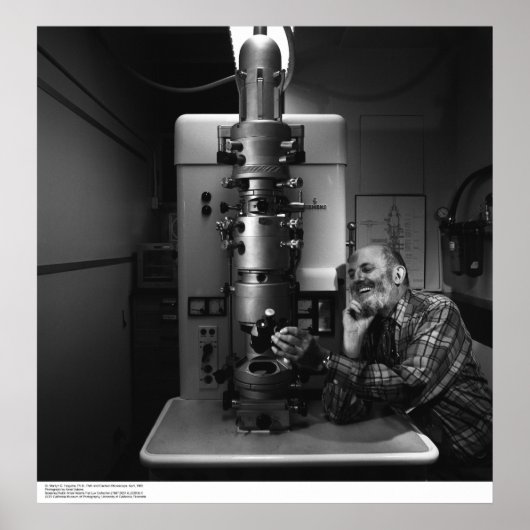 Ansel Adams met Electron Microscope, april 1965 Poster (Voorkant)