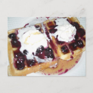 Ansichtkaart van bosbessenwafels met slagroom briefkaart