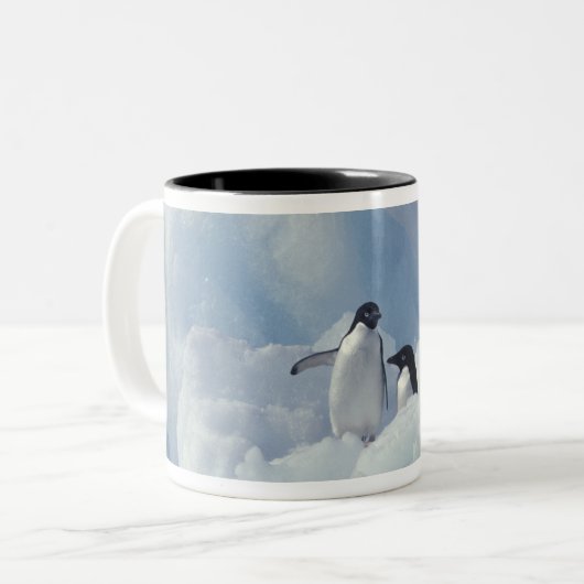 Antarctica. Adelie pinguins Tweekleurige Koffiemok (Voorkant links)