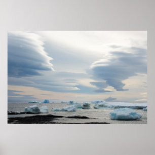 Antarctica. Brown Bluff. Lensvormige wolken Poster