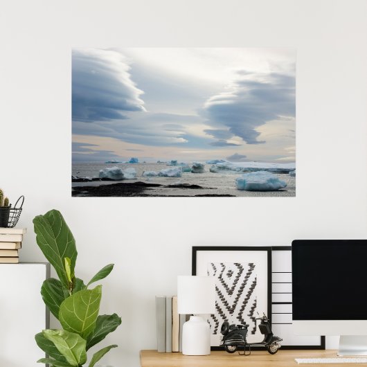 Antarctica. Bruin Bluff. Lenticulaire wolken Poster (Thuiskantoor)