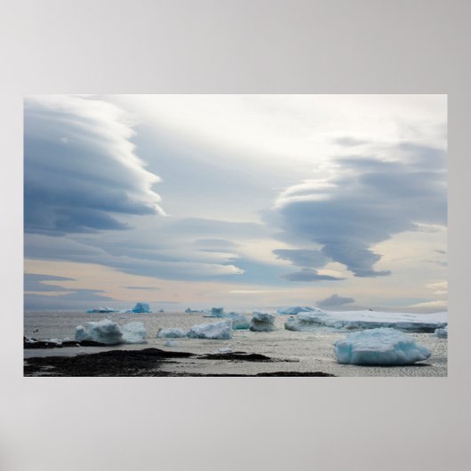 Antarctica. Bruin Bluff. Lenticulaire wolken Poster (Voorkant)