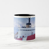 Antarctica, Ross Island, McMurdo Station, USCG Tweekleurige Koffiemok (Center)