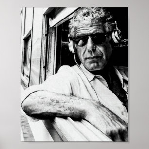 Anthony Bourdain met hoofdtelefoon 1 Poster