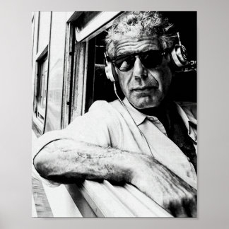 Anthony Bourdain met hoofdtelefoon 1 Poster