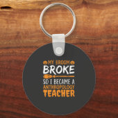 Anthropologiedocent Gebroken Bezem Halloween-ontwe Sleutelhanger (Voorkant)