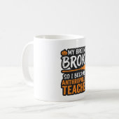 Anthropologiedocent Halloween Bezem Gebroken Koffiemok (Voorkant links)