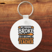 Anthropologiedocent Halloween Bezem Gebroken Sleutelhanger (Voorkant)