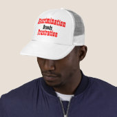 anti-discriminatieslogans trucker pet (In situ)