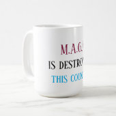 Anti-MAGA-boodschap Koffiemok (Voorkant links)