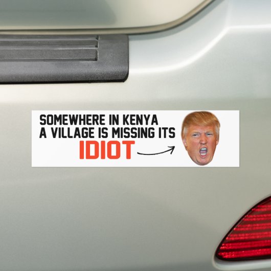 Anti-Trump - een dorp mist zijn idioot - Bumpersticker (Op auto)
