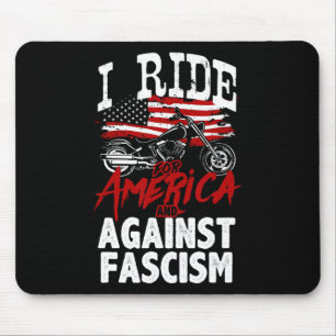 Anti Trump-motorrijder verzet zich tegen fascisme  Muismat