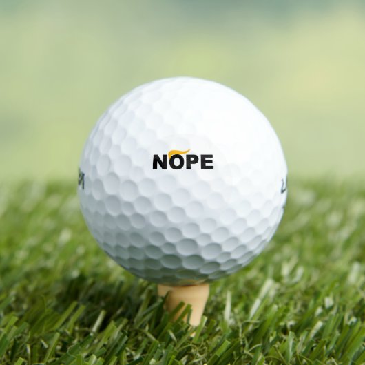 ANTI-TRUMP NOPE GOLFBALLEN (Insitu Shirt)