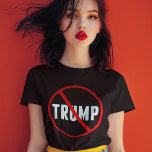 Anti-Trump Politieke Vrouwen T-shirt<br><div class="desc">Het T-shirt van de anti-Donald Trump-vrouwen met een rode cirkel en een X over zijn naam. Show uw buren dat u zich zult verzetten tegen de agenda van deze republikein. Sta op tegen dit man dat zo schadelijk is voor ons land met dit eenvoudige,  maar gedurfde shirt.</div>