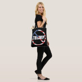 anti-Trump pro-democratie Tote Bag (Op model)