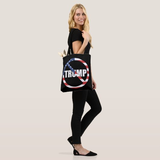 anti-Trump pro-democratie Tote Bag (Op model)