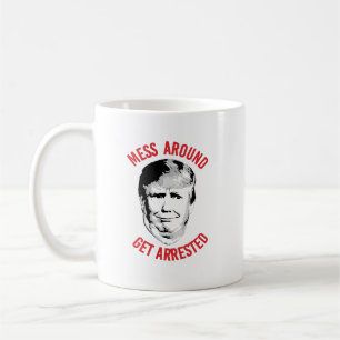 Anti-Trump Rondhangen en Gearresteerd Worden Koffiemok
