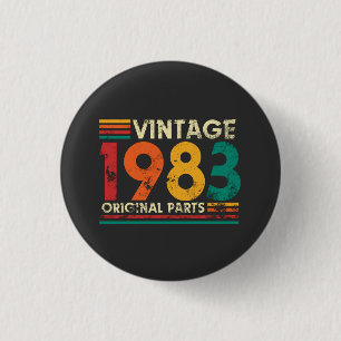 Antiek 1983 ronde button 3,2 cm