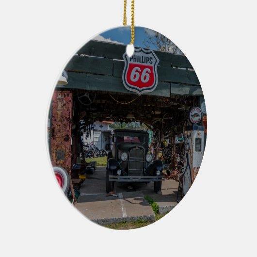 Antiek auto en pomp keramisch ornament (Rechts)