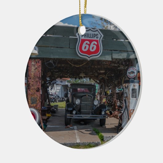 Antiek auto en pomp keramisch ornament (Links)