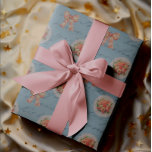 Antiek belettering  Rozen Toile Bows Cadeaupapier<br><div class="desc">Stuur een lieve boodschap met dit prachtige  stijl ontwerp. Antiek belettering op een vervaagde blauwe achtergrond zet het podium voor dit roze rozenboeket op een ouderwetse kant doily. Roze en witte toiletbogen maken het patroon compleet.</div>