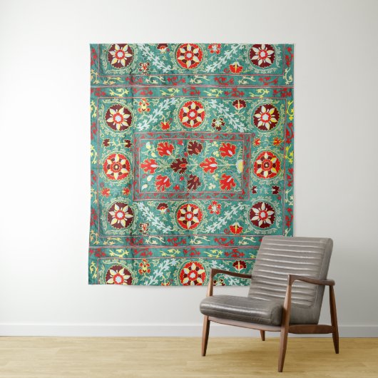 ANTIEK BLAUW ROOD WIT BLOEMIG OEZBEEKS BORDUURWERK WANDKLEED (In situ)