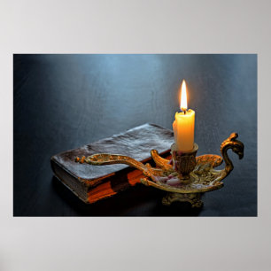 Antiek boek en een brandende kaars poster
