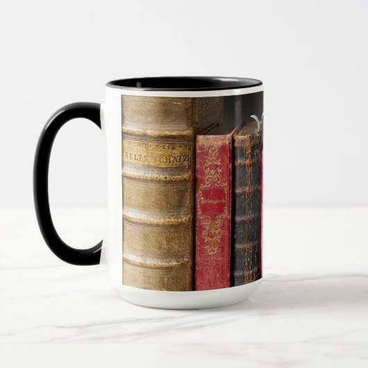 Antiek boeken op de Mok van de Shelf Coffee (Links)