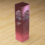 ANTIEK CAMEO DAME, DRUIVEN, WIJNMUZIEK QUOTE Pink Wijn Geschenkdoos<br><div class="desc">Elegant monogram met citaat uit Beethoven: "Muziek is de wijn die een inspiratie vormt voor nieuwe generatieve processen, en ik ben Bacchus die deze glorieuze wijn voor de mensheid onder druk zet en ze spiritueel droog maakt." Ludwig van Beethoven. Elegant antieke cammeojuweel met een prachtig vrouwenprofiel met lang haar met...</div>