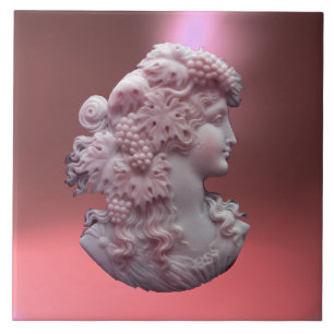 ANTIEK CAMEO, LADY MET DRUIVEN TEGELTJE