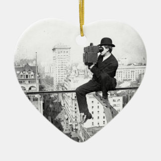 antiek camera op een  foto van de stadshoogtepunt keramisch ornament