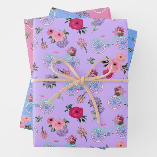 Antiek fietsen met bloemen in manden inpakpapier vel (In situ)