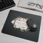 Antiek Floral Logo | Blush & houtskool Muismat<br><div class="desc">Het elegante florale logo mousepad-ontwerp is voorzien van jouw naam en/of handelsnaam die is omgeven door een rand van bloemen in de waterverf van de pluche,  in een donkerroze,  sage-groen,  perzik en crème,  op een contrasterende diepgeborstelde zwarte koolbedekking.</div>