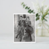 Antiek foto van twee vrouwen met violen briefkaart (Staand voorkant)