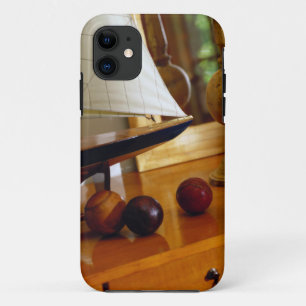 Antiek honkballen op een tafel met een modelvaartu iPhone 11 hoesje