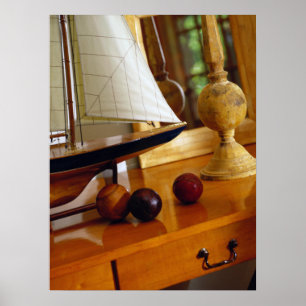 Antiek honkballen op een tafel met een modelvaartu poster