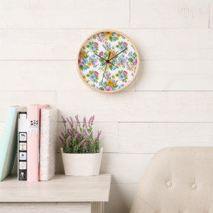 Antiek houten wandklok met wilde bloemenpatroon