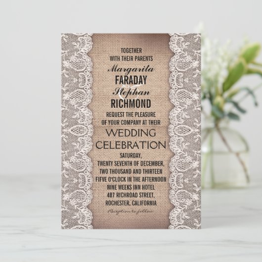 antiek kant en rustieke burlap huwelijksuitnodigin kaart (Staand voorkant)