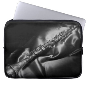 Antiek klarinet stilleven, B&W Laptop Sleeve