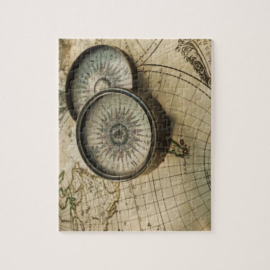 Antiek kompas op kaart legpuzzel (Verticaal)