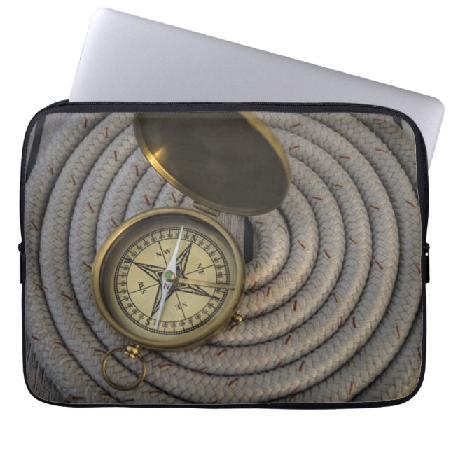 Antiek kompas op zeebootdek laptop sleeve (Voorkant)