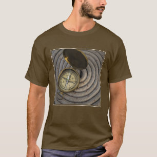 Antiek kompas op zeebootdek t-shirt